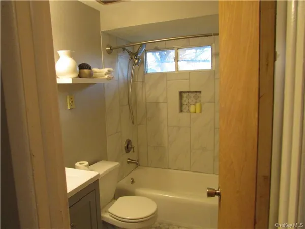 $1,800 | 1204 Parr Lake Drive, Unit 12D, Newburgh, NY 12550