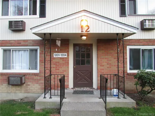 $1,800 | 1204 Parr Lake Drive, Unit 12D, Newburgh, NY 12550