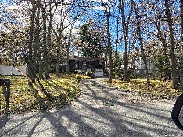 $499,999 | 20 Oak Place, Selden, NY 11784