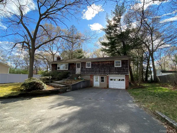 $499,999 | 20 Oak Place, Selden, NY 11784