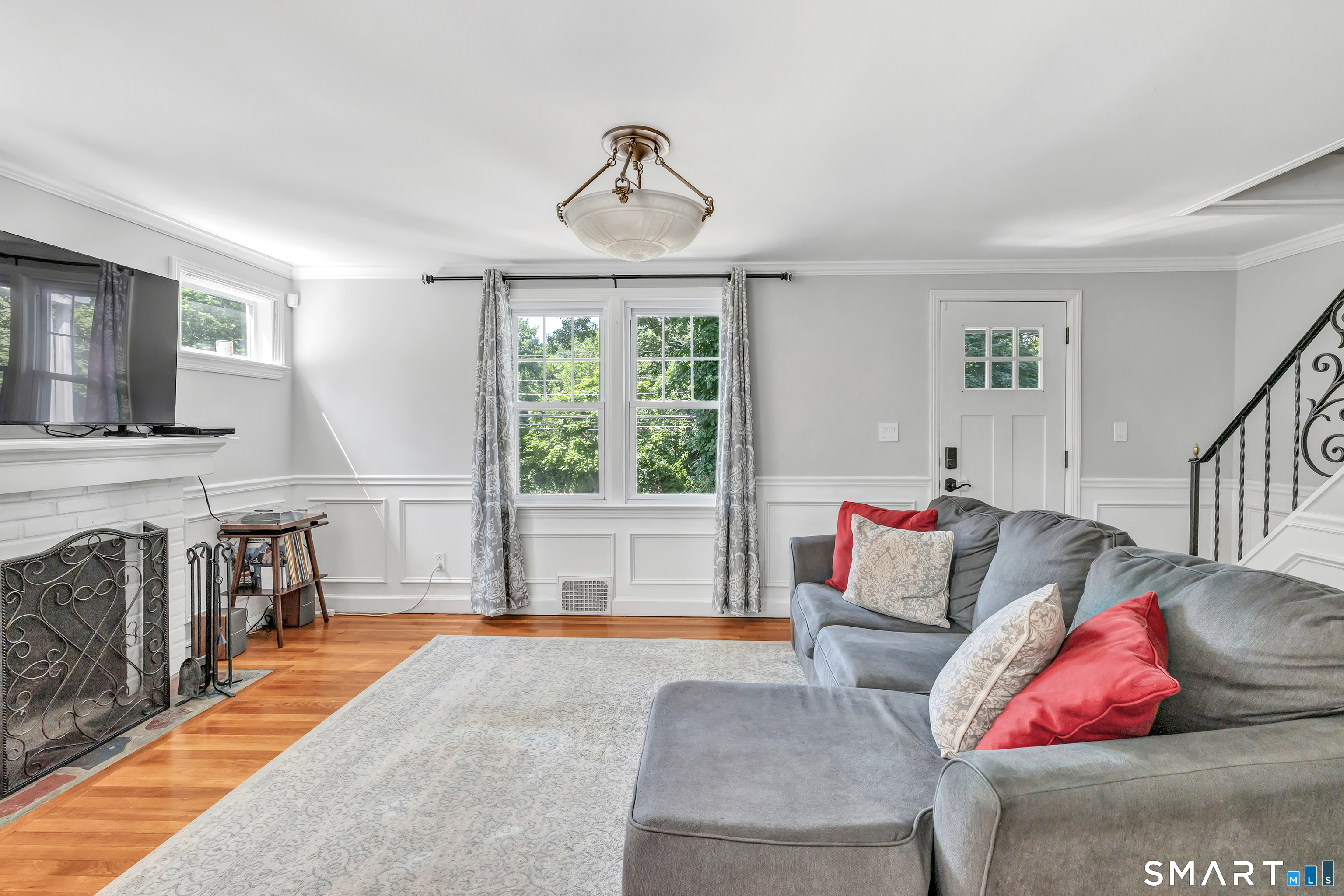 2082 Stratfield Road Fairfield, CT 06825 - Photo 5 of 38