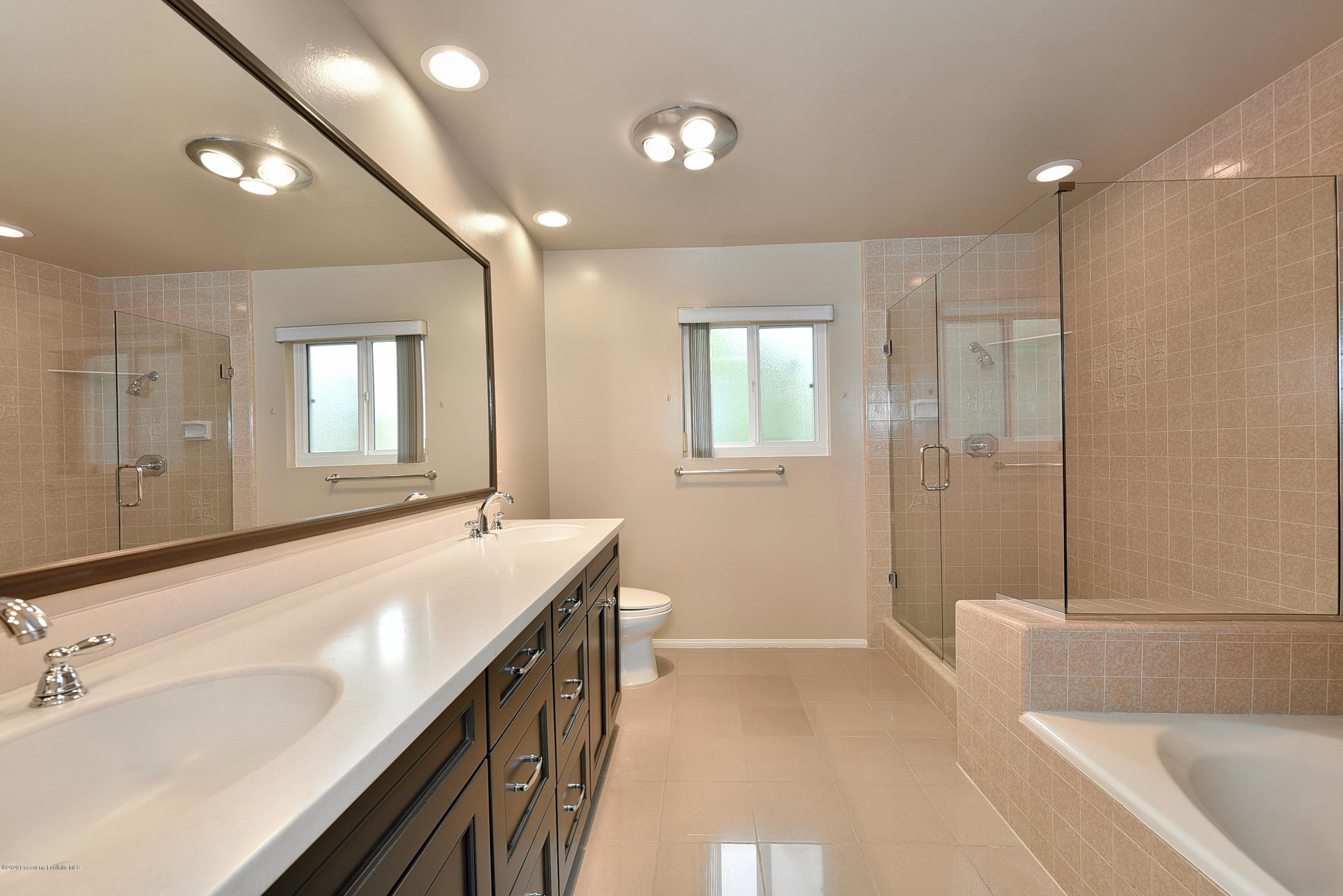 3107 Chadney Drive Glendale, CA 91206 - Photo 13 of 26 a bathroom with a tub a sink and mirror