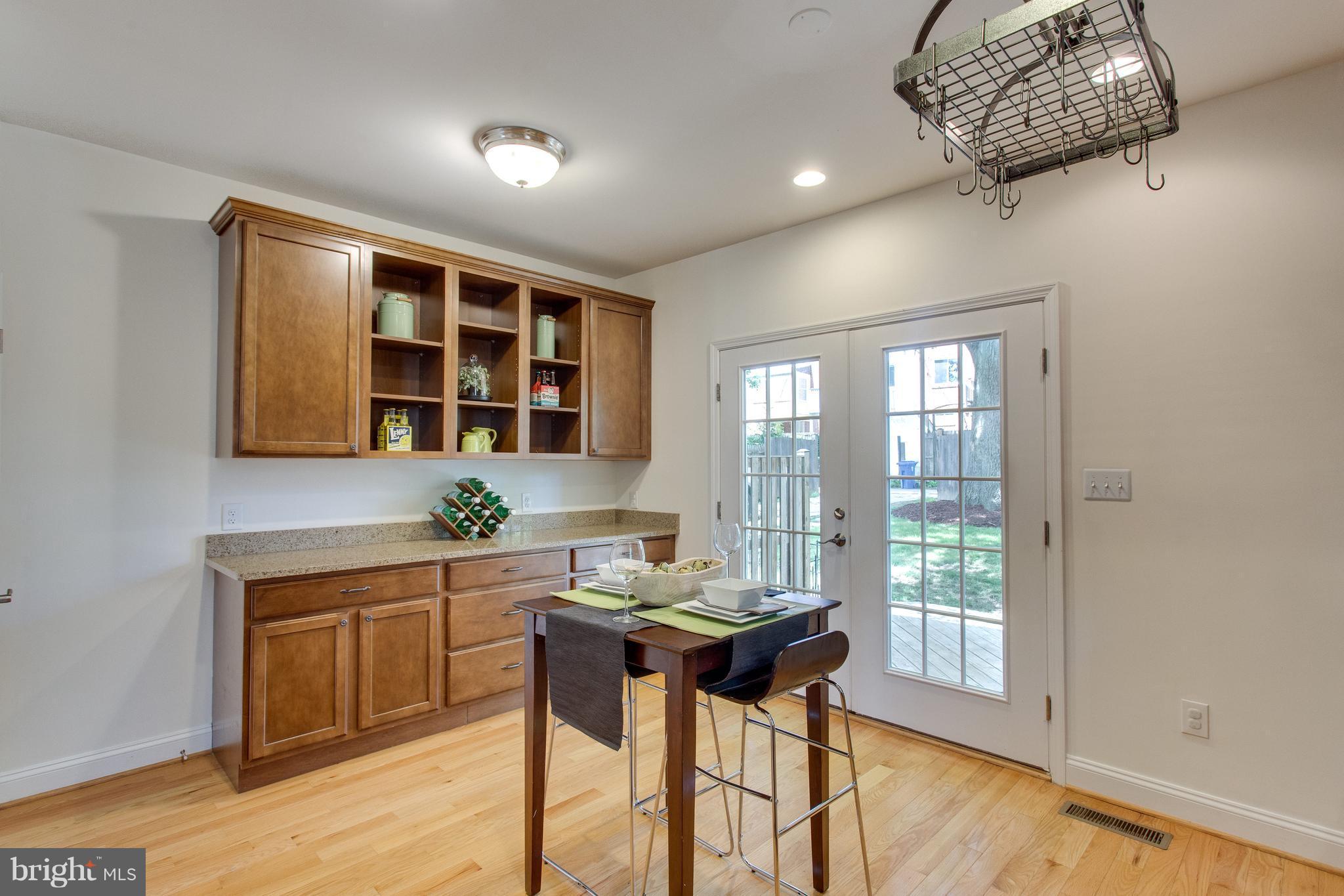 112 West Glebe Road, Unit A Alexandria, VA 22305 - Photo 12 of 30 Kitchen opens to back deck