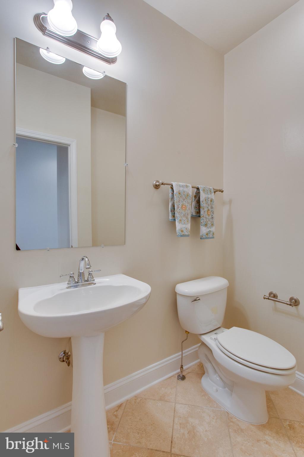112 West Glebe Road, Unit A Alexandria, VA 22305 - Photo 13 of 30 Powder room on main level