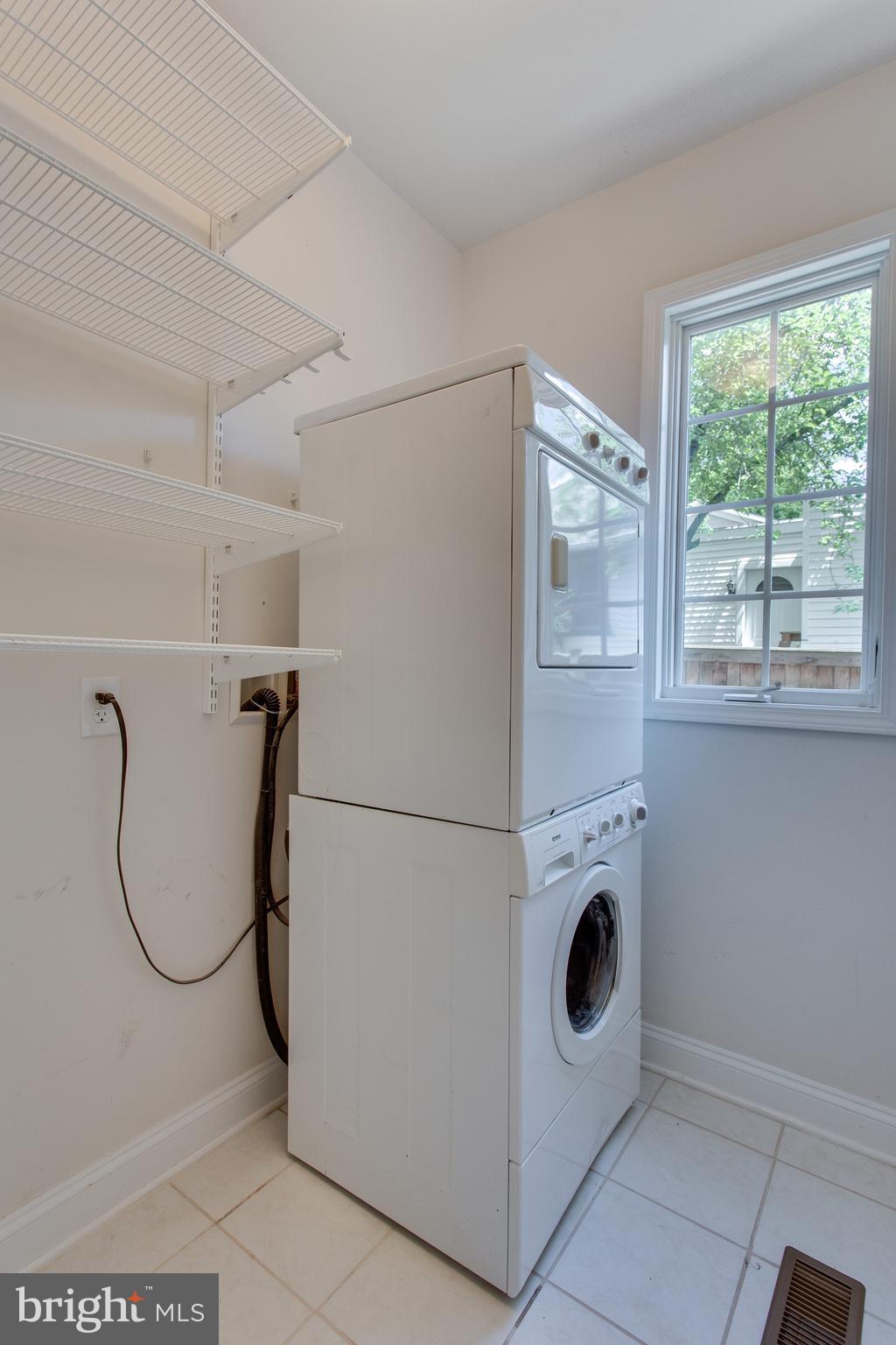 112 West Glebe Road, Unit A Alexandria, VA 22305 - Photo 14 of 30 Kitchen-level laundry