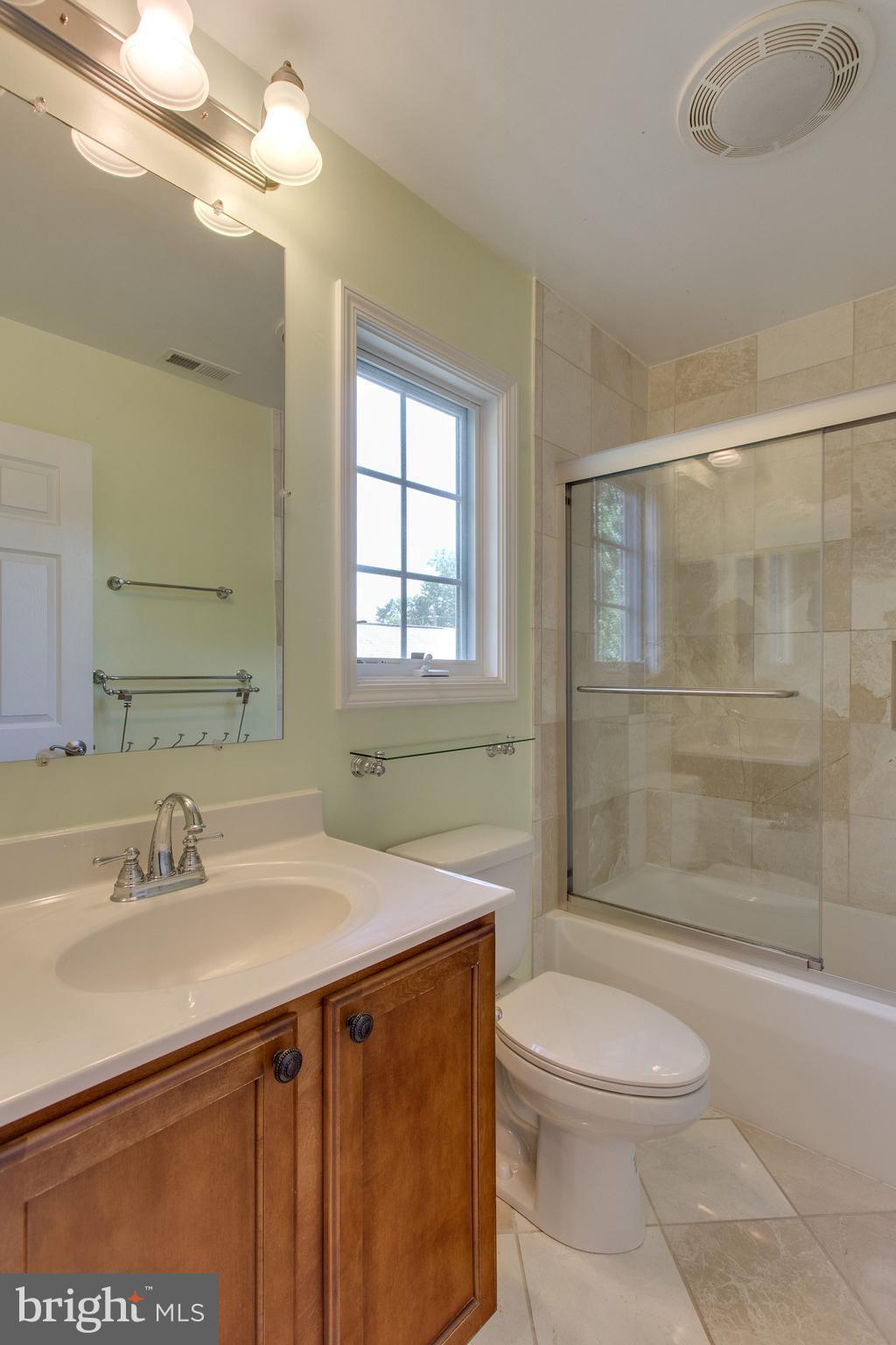 112 West Glebe Road, Unit A Alexandria, VA 22305 - Photo 17 of 30 Master bath with tub shower