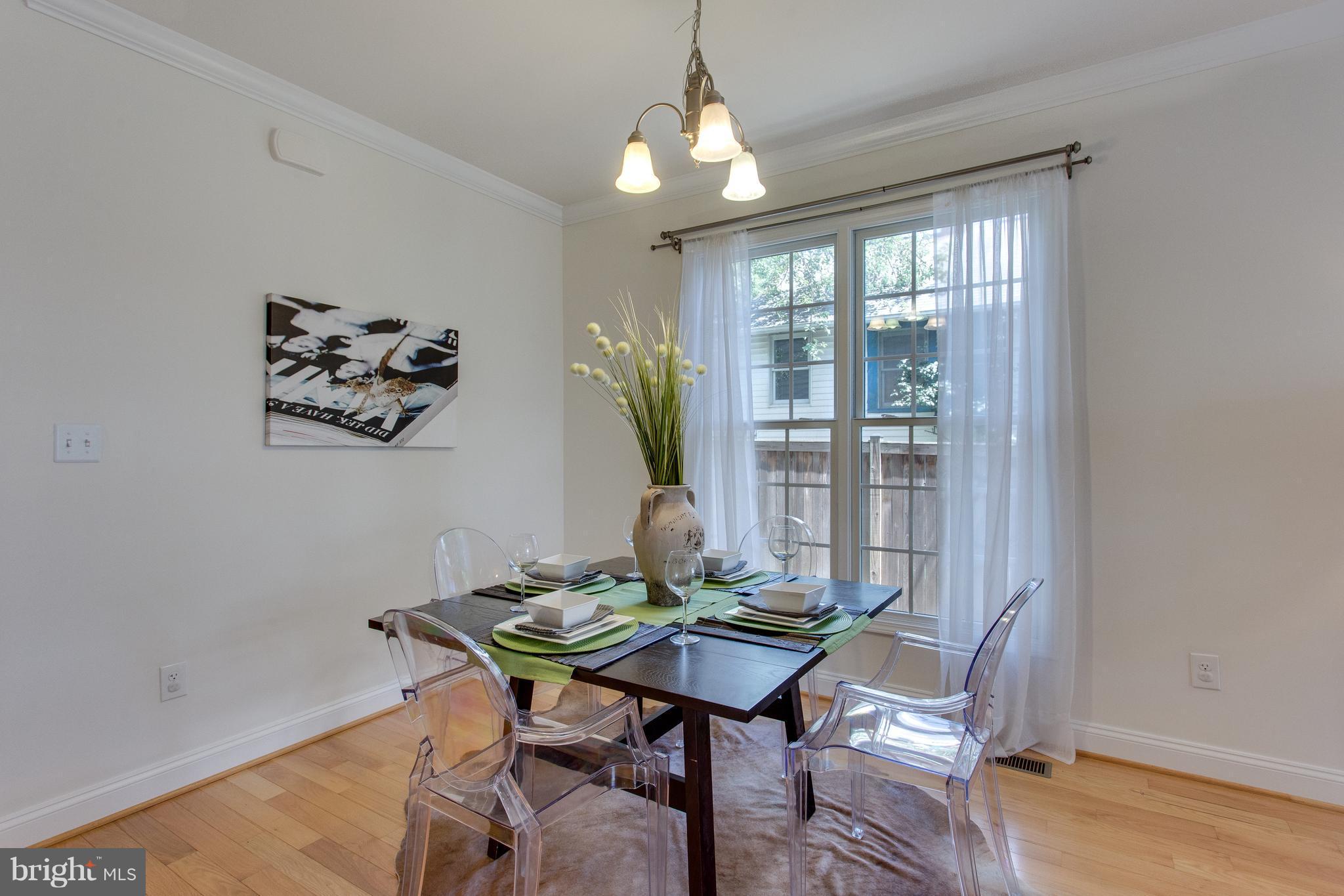 112 West Glebe Road, Unit A Alexandria, VA 22305 - Photo 3 of 30 Sunlit dining room