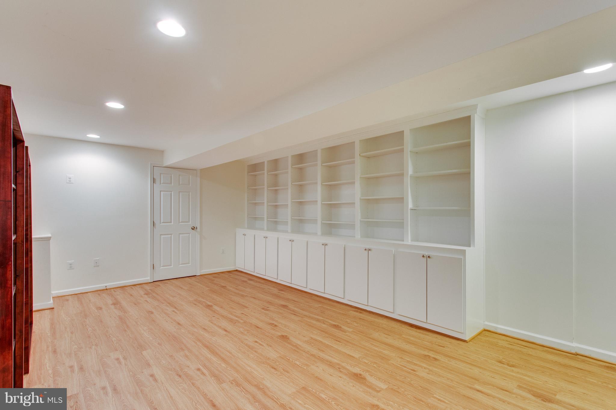 112 West Glebe Road, Unit A Alexandria, VA 22305 - Photo 22 of 30 Finished basement with built-ins
