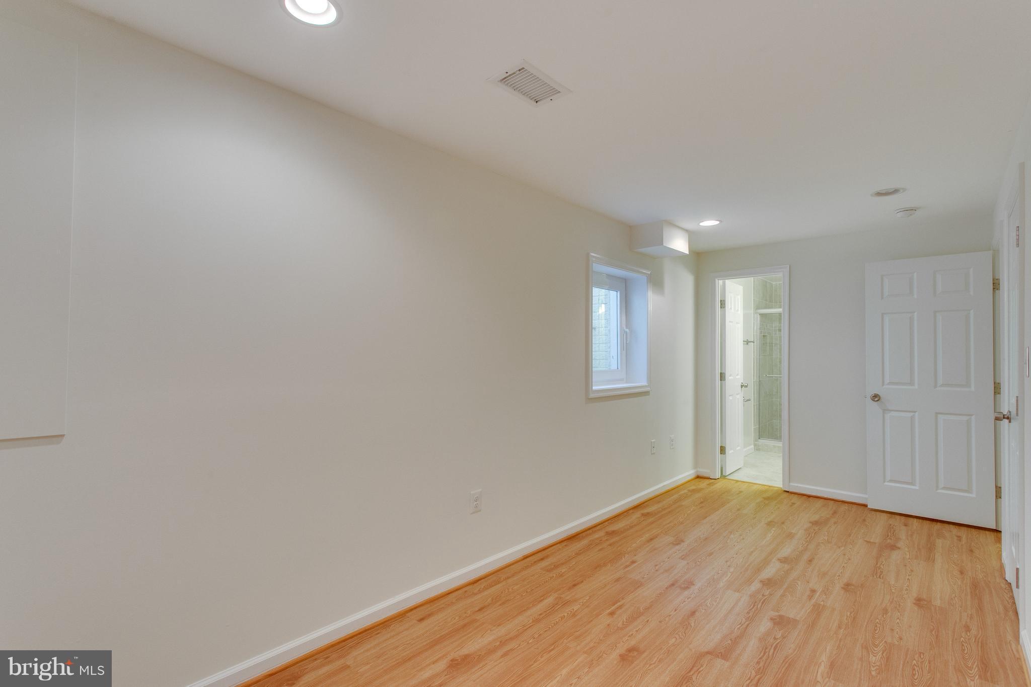 112 West Glebe Road, Unit A Alexandria, VA 22305 - Photo 24 of 30 Lower-level guest suite with attached bath