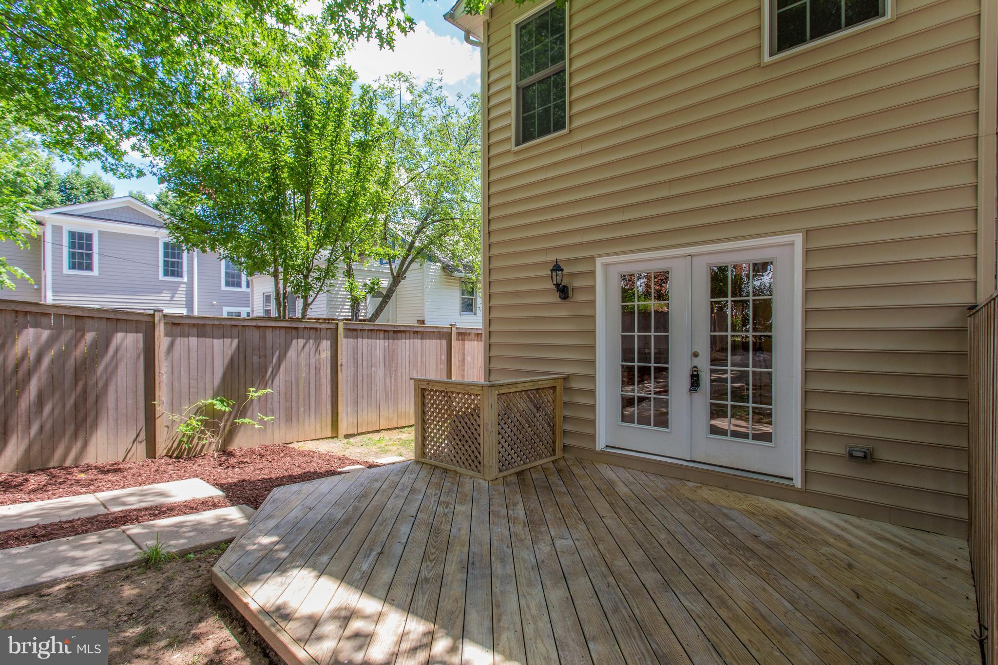 112 West Glebe Road, Unit A Alexandria, VA 22305 - Photo 26 of 30 Dine alfresco on the back deck