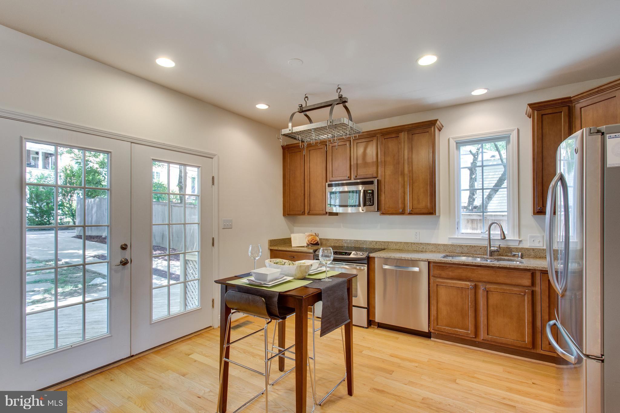 112 West Glebe Road, Unit A Alexandria, VA 22305 - Photo 4 of 30 Gorgeous kitchen with table space