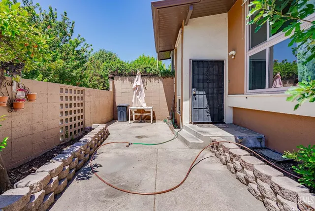 a view of a house with backyard
