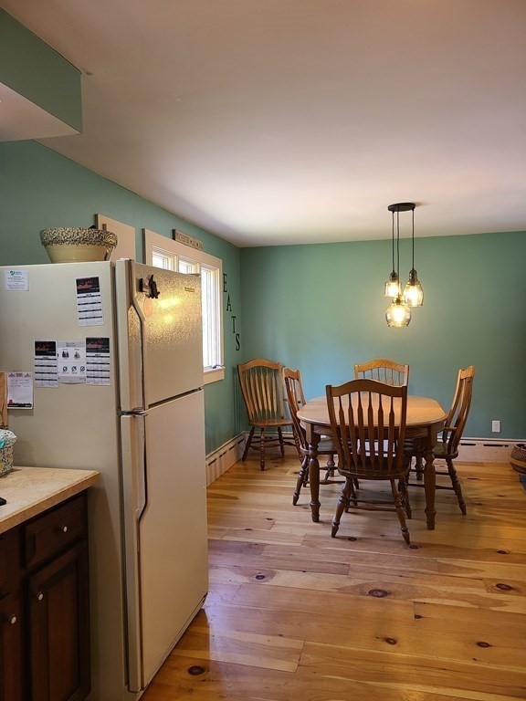 199 New Bedford Road Rochester, MA 02770 - Photo 4 of 20 a dining room with furniture and window