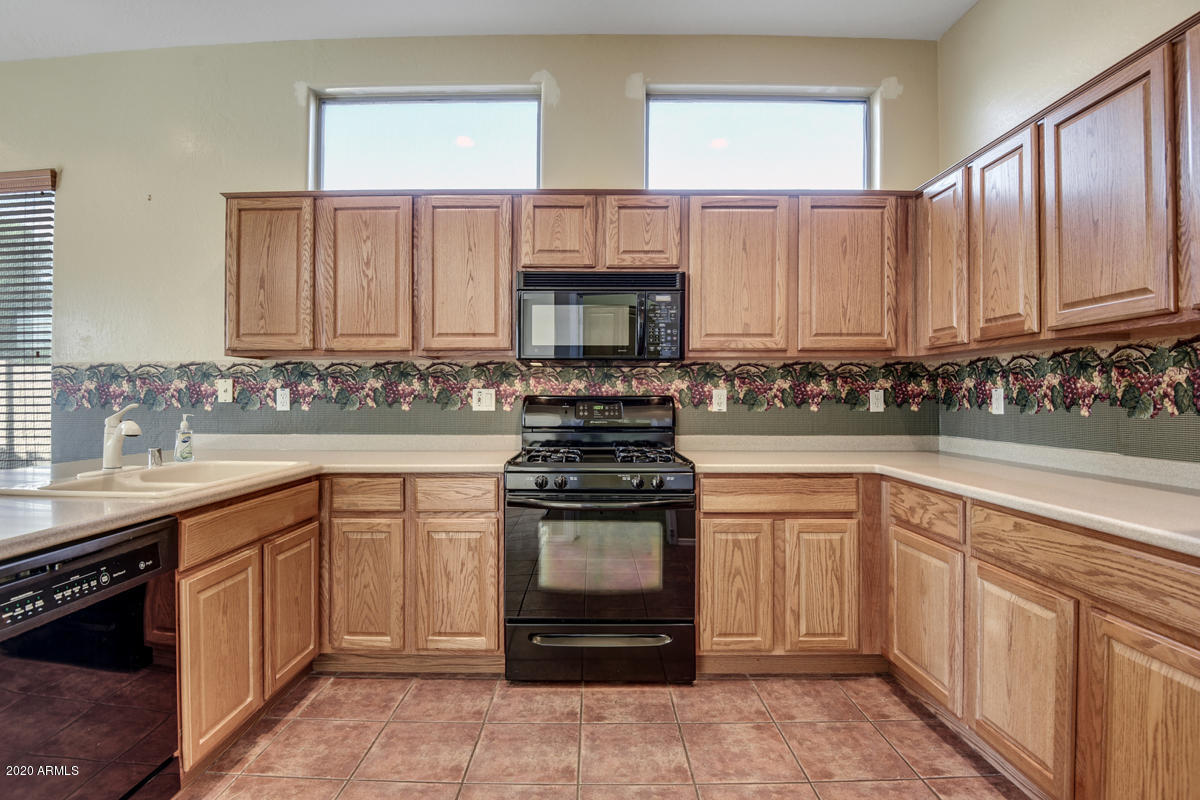 17461 West Wandering Creek Road Goodyear, AZ 85338 - Photo 13 of 41 10-Kitchen