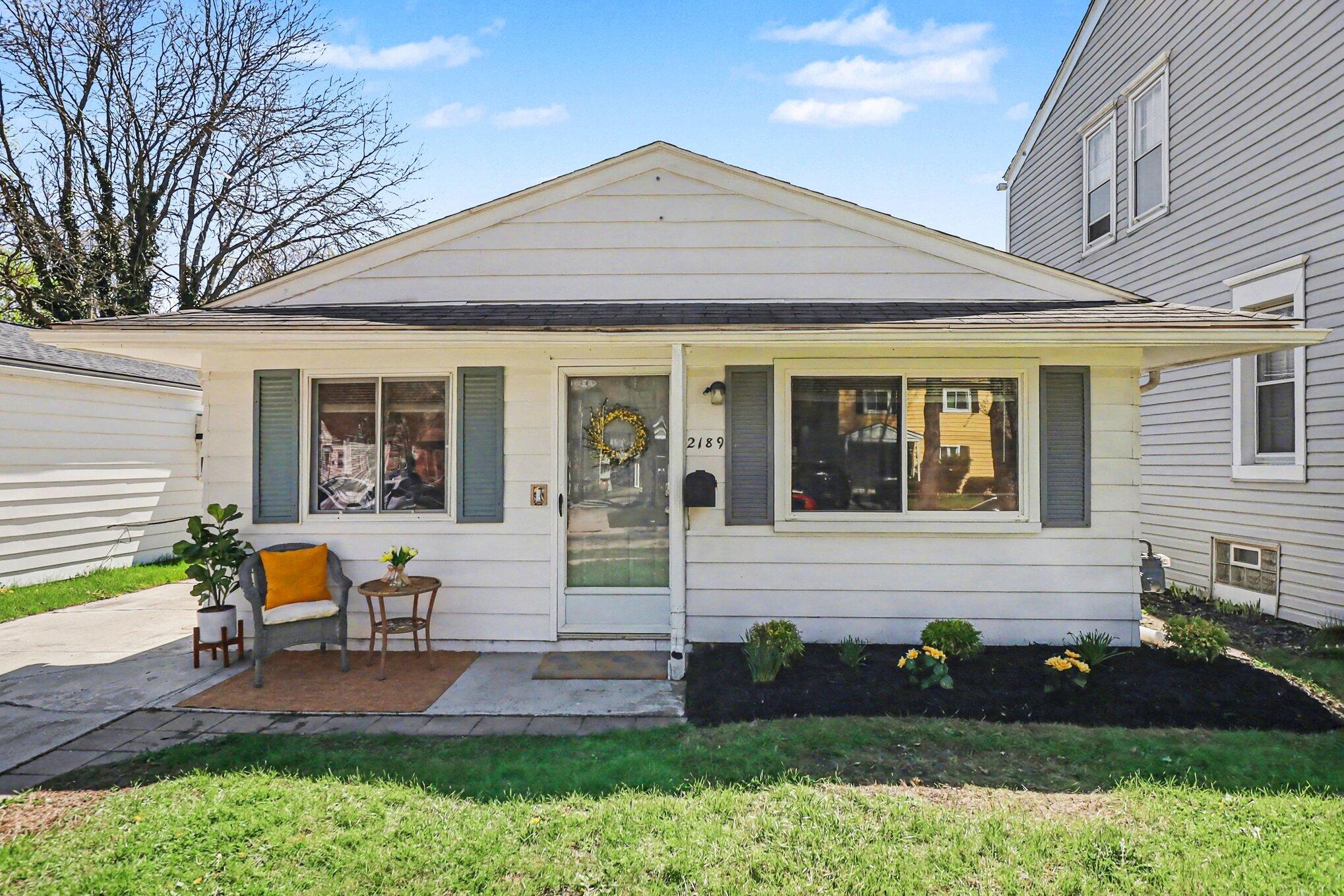 2189 Ridgemont Road Grosse Pointe Woods, MI 48236 - Photo 2 of 36 005_file_4855