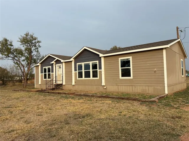 a view of a house with yard