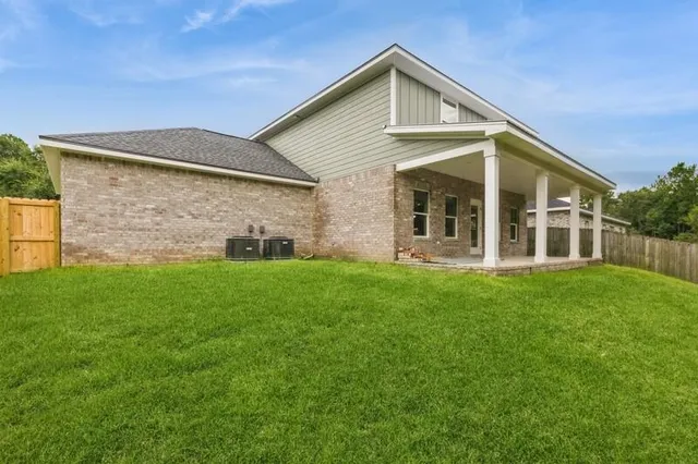 a view of a house with backyard and garden