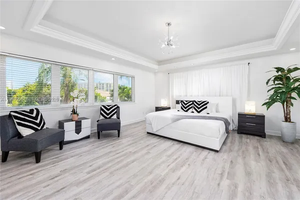 $37,500 | 472 Sunset Drive, Hallandale Beach, FL 33009