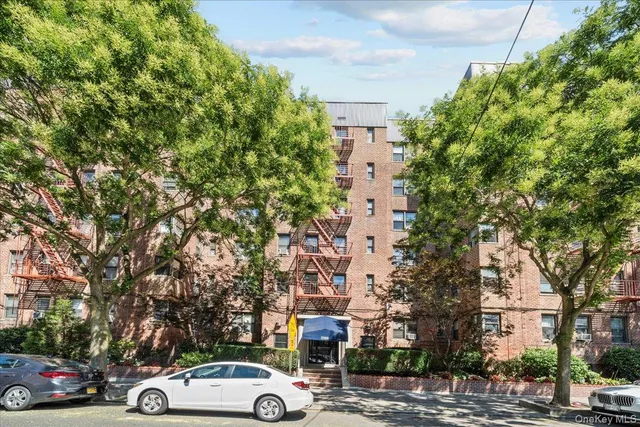 $310,000 | 3260 Netherland Avenue, Unit 3D | Central Riverdale