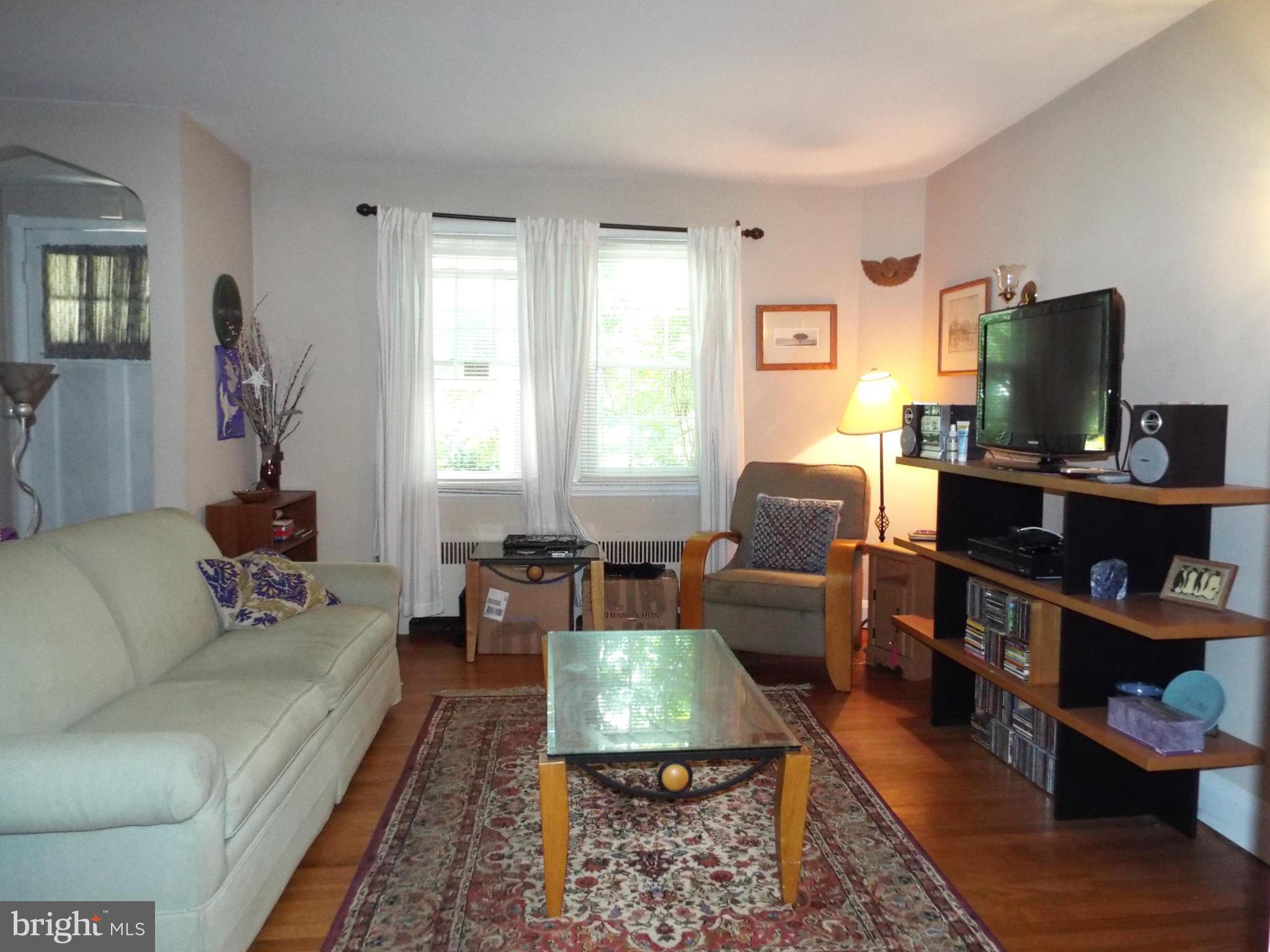 12 Dunkirk Road Baltimore, MD 21212 - Photo 2 of 17 Living Room