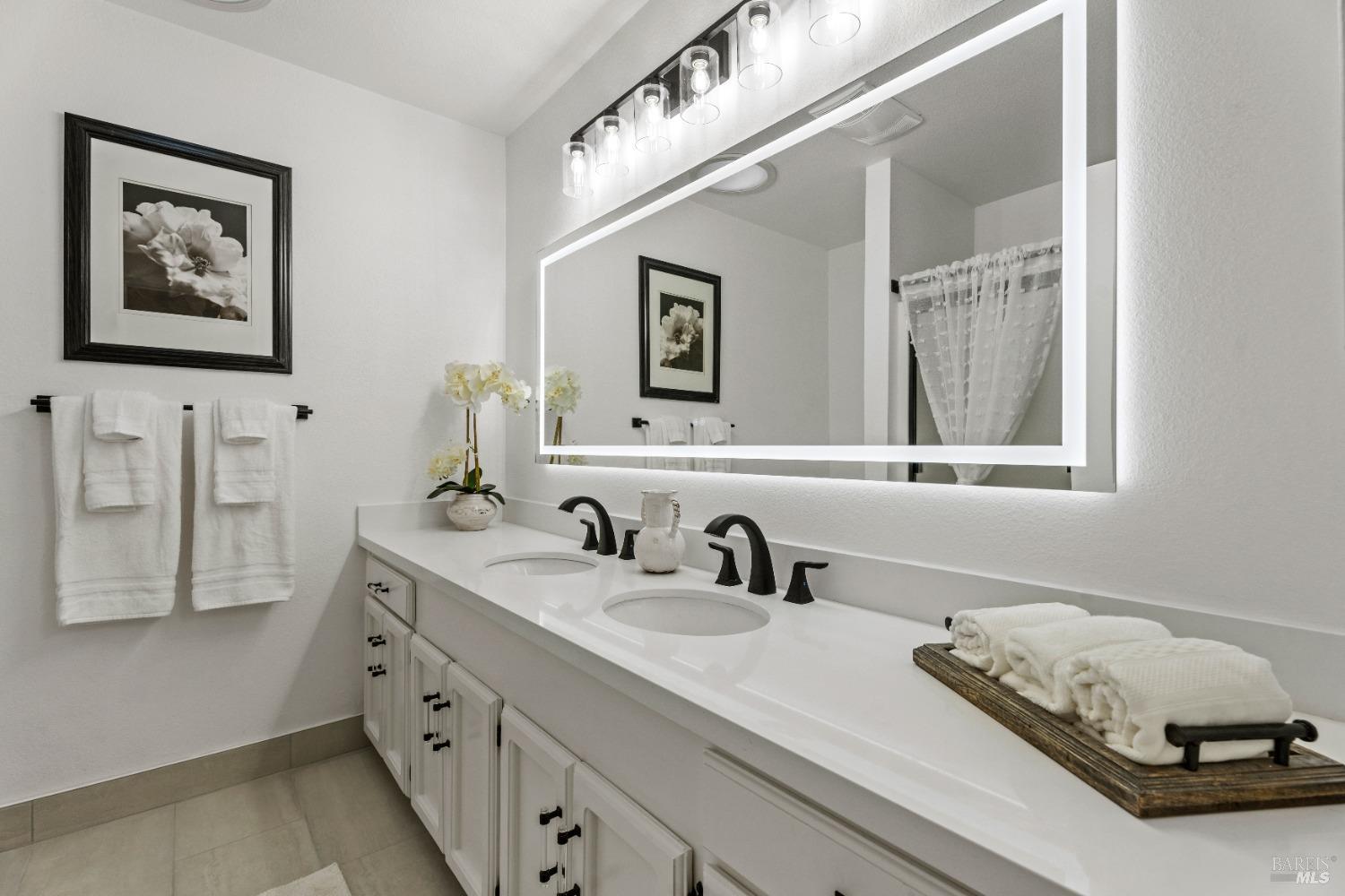 725 Gold Gulch Road Ukiah, CA 95482 - Photo 25 of 37 Hall Bathroom with Quartz Vanity Top and Marble Flooring