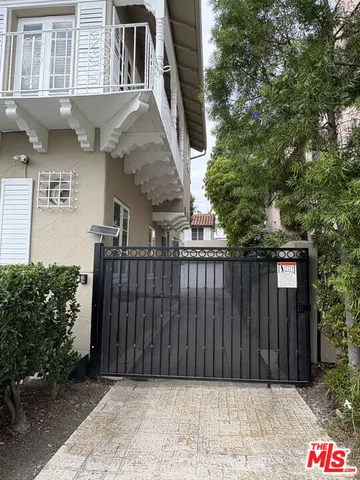 a view of a entrance gate of the house