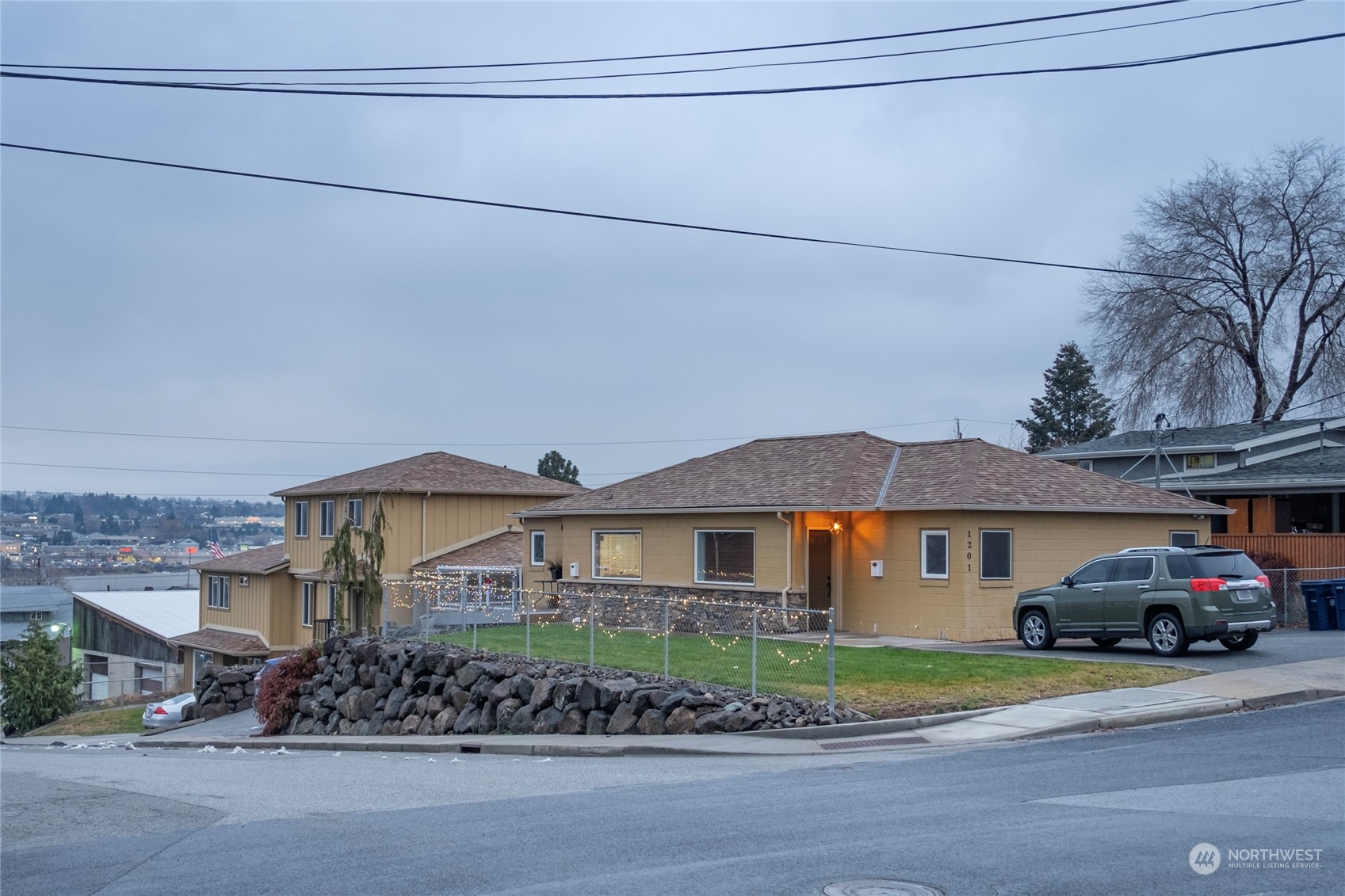 1201 Monitor Avenue Wenatchee, WA 98801 - Photo 4 of 24 a front view of a house with a garden