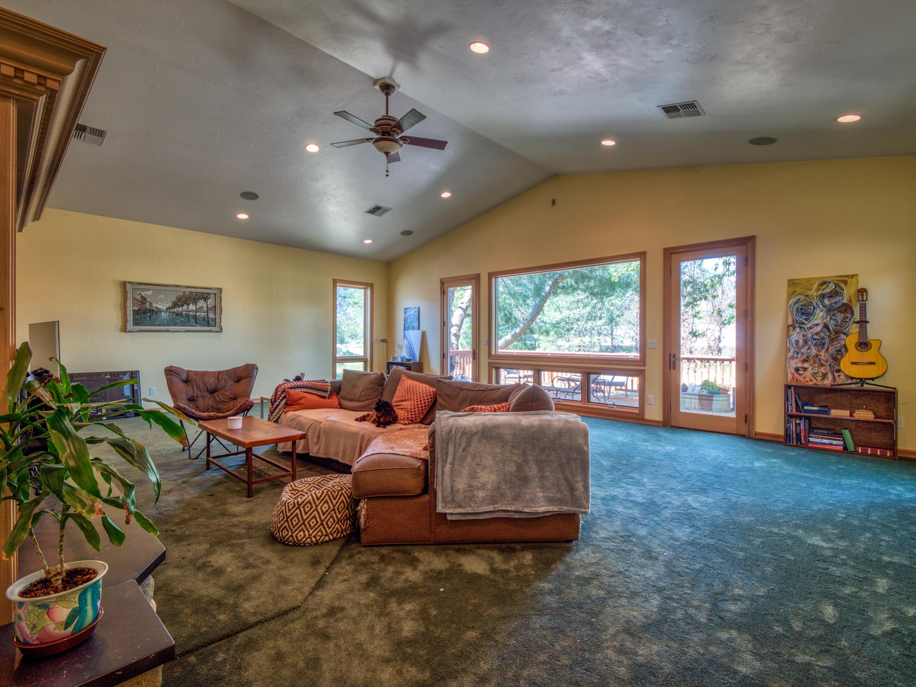 17777 North Applegate Road Grants Pass, OR 97527 - Photo 16 of 104 Living 3