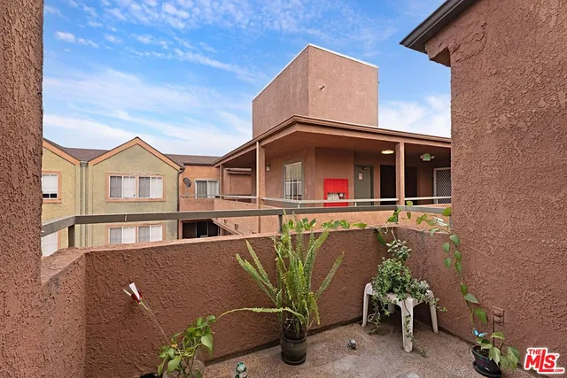 $449,000 | 2507 East 15th Street, Unit 305, Long Beach, CA 90804