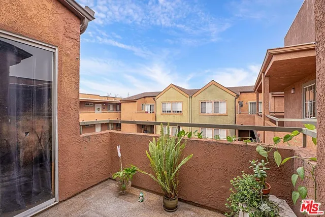 $449,000 | 2507 East 15th Street, Unit 305, Long Beach, CA 90804