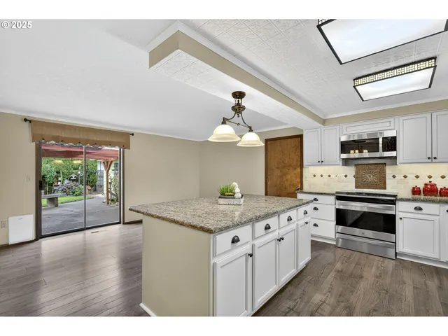 $625,000 | 187 Northeast 14th Avenue, Canby, OR 97013