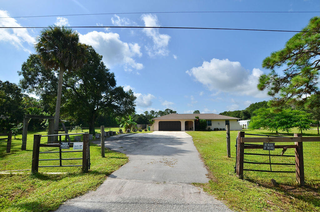 2789 Devine Road Fort Pierce, FL 34981 - Photo 4 of 133 front house entrance drive