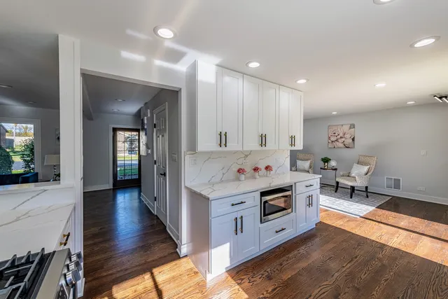 $649,900 | 380 Ventura Club Drive, Roselle, IL 60172