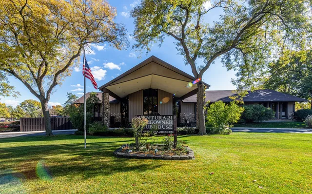 $649,900 | 380 Ventura Club Drive, Roselle, IL 60172