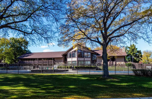 $649,900 | 380 Ventura Club Drive, Roselle, IL 60172