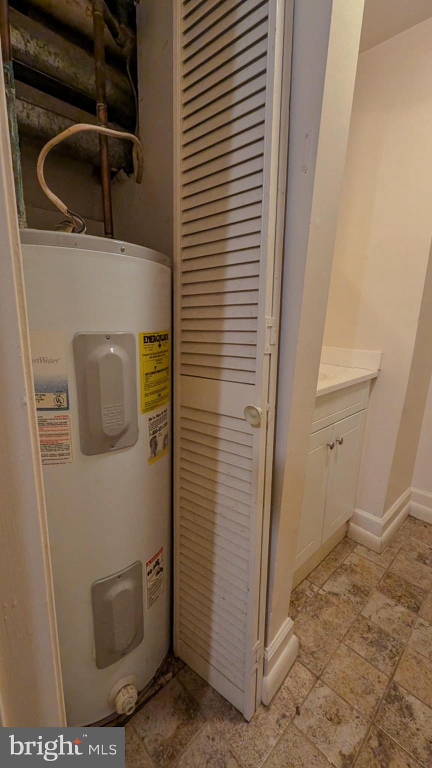 209 Penn Street Baltimore, MD 21201 - Photo 19 of 22 a bathroom with a shower