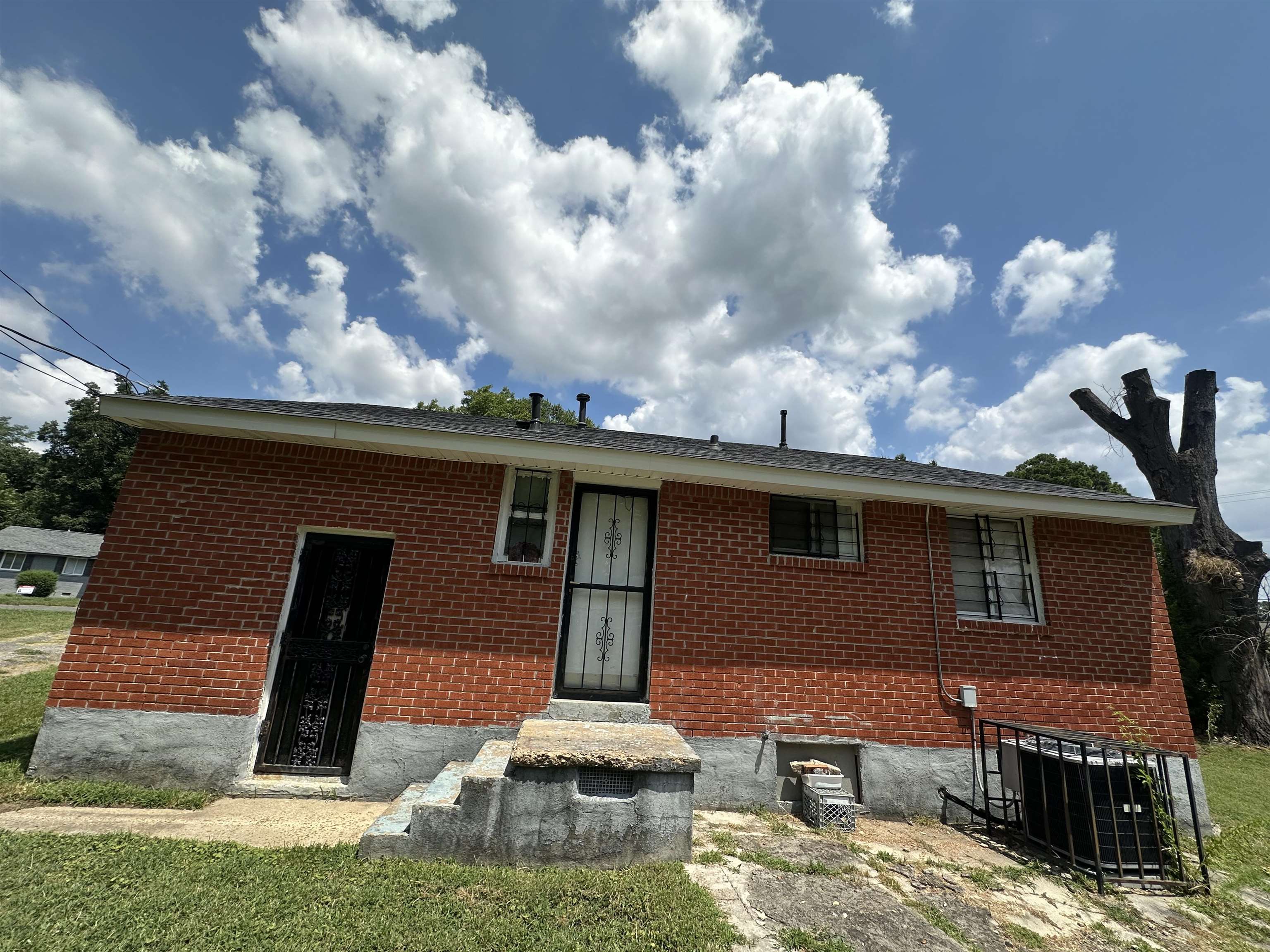 511 Jenson Road Memphis, TN 38109 - Photo 12 of 12 a front view of a house with garden