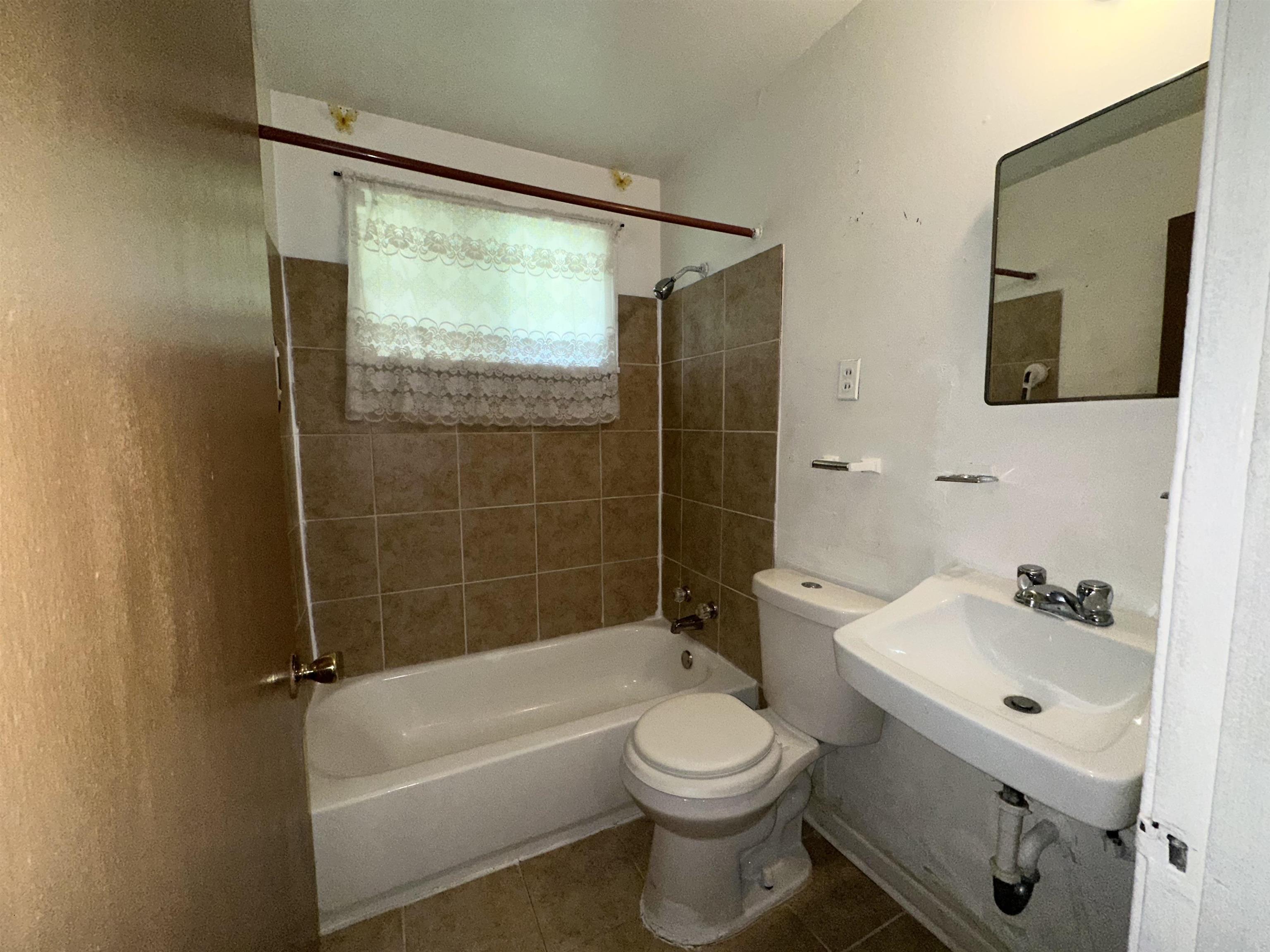 511 Jenson Road Memphis, TN 38109 - Photo 9 of 12 a bathroom with a toilet a sink and bathtub