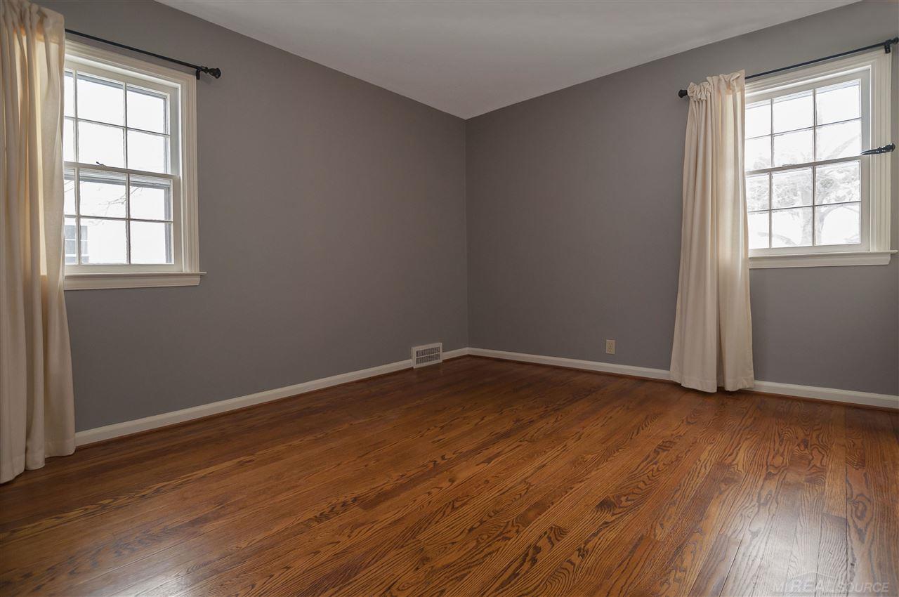 1010 Roslyn Road Grosse Pointe, MI 48236 - Photo 19 of 35 31340445-18.JPG