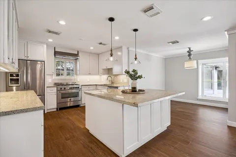 $950,000 | 10106 Candlewood Drive, Houston, TX 77042