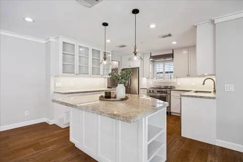 $950,000 | 10106 Candlewood Drive, Houston, TX 77042