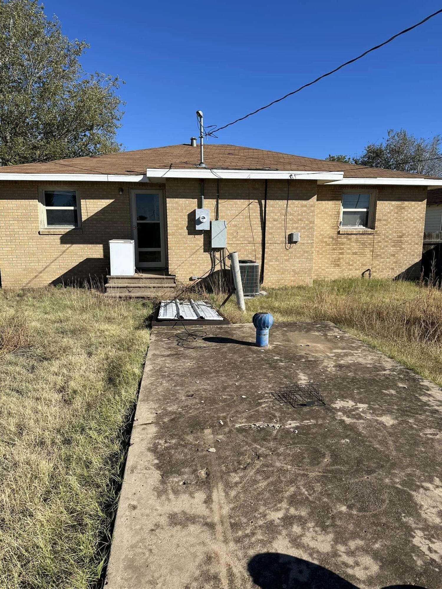 506 Ave O Sunray, TX 79086 - Photo 17 of 18 a view of a back yard of the house