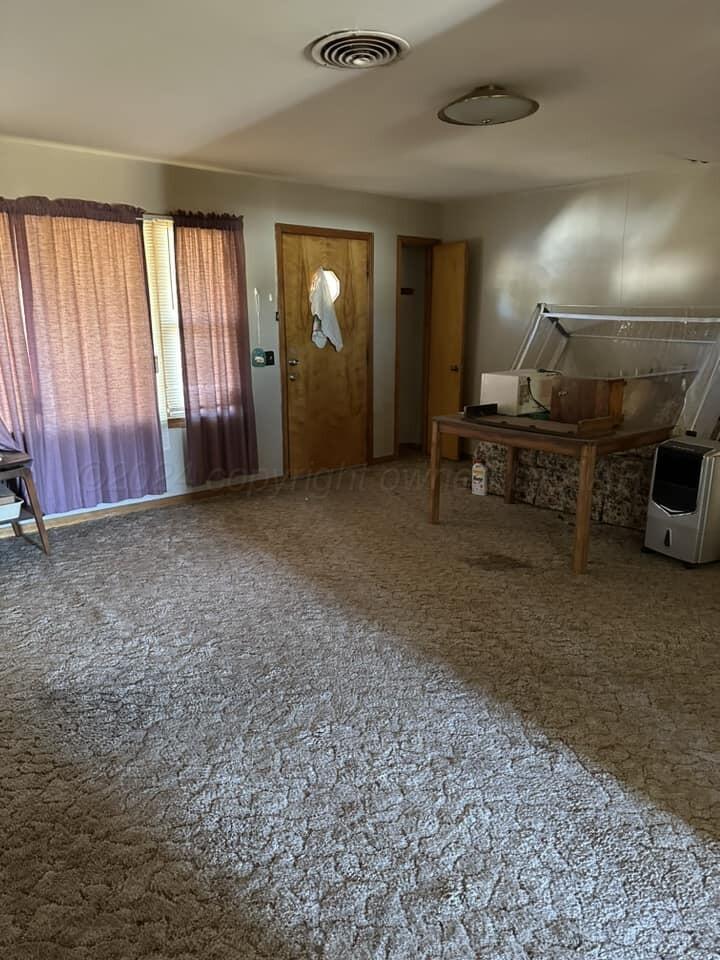 506 Ave O Sunray, TX 79086 - Photo 2 of 18 an empty room with windows