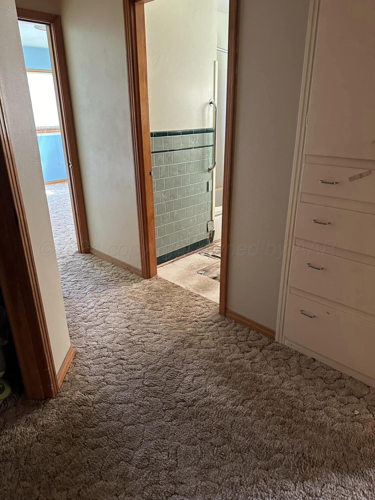 506 Ave O Sunray, TX 79086 - Photo 7 of 18 a view of closet area