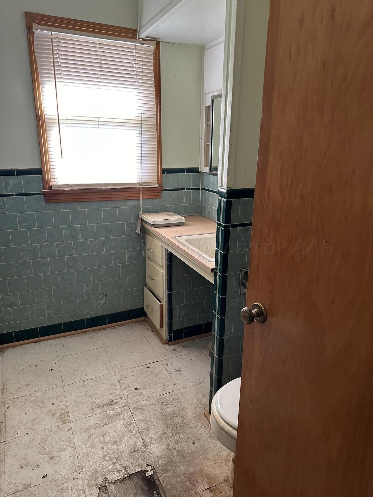 506 Ave O Sunray, TX 79086 - Photo 8 of 18 a bathroom with a sink toilet and tub