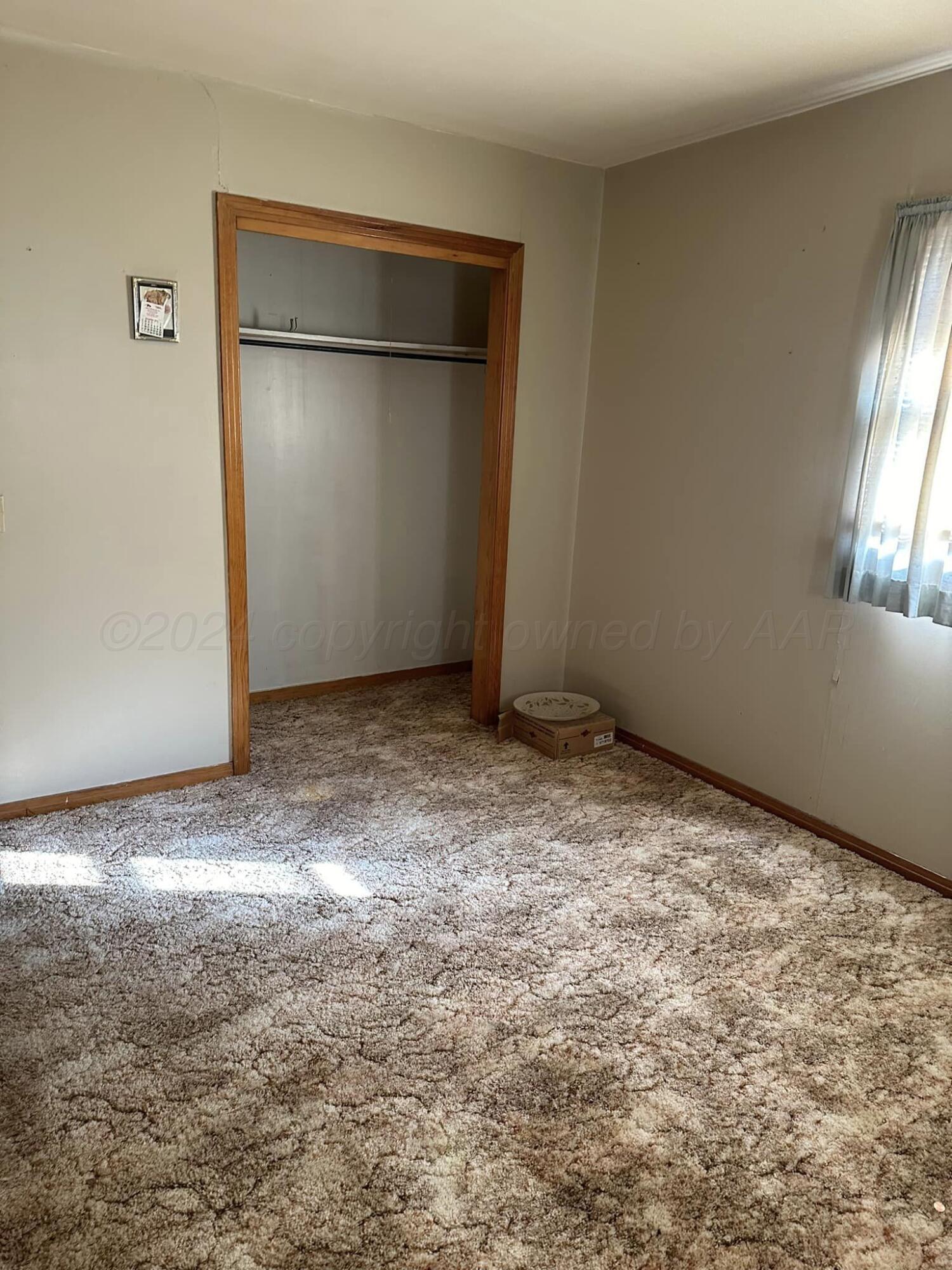 506 Ave O Sunray, TX 79086 - Photo 10 of 18 an empty room with windows & refrigerator