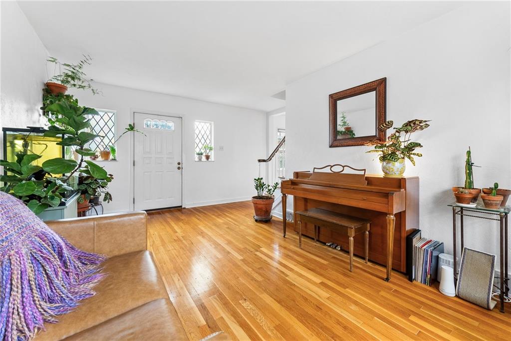 927 Girard Road Pittsburgh, PA 15227 - Photo 4 of 34 Gallery Image 4