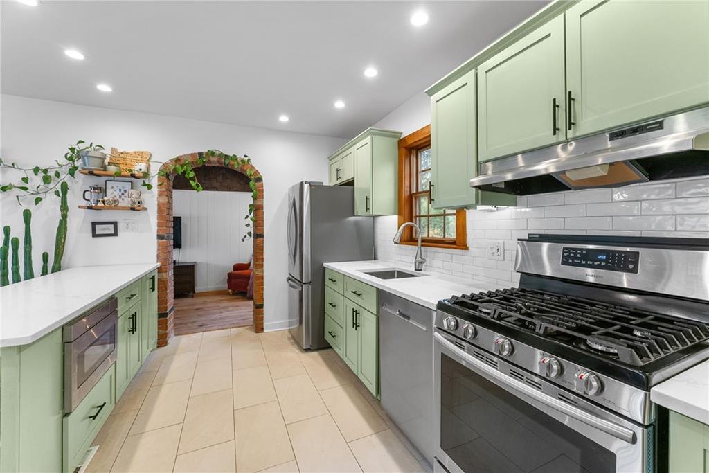 927 Girard Road Pittsburgh, PA 15227 - Photo 9 of 34 Gallery Image 9