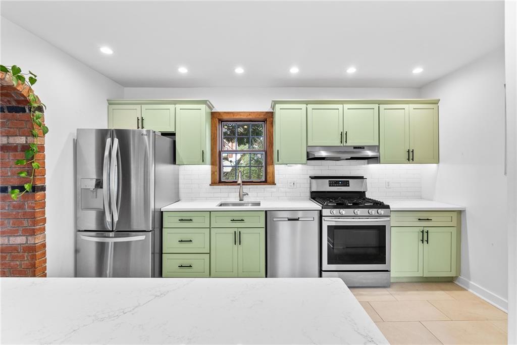 927 Girard Road Pittsburgh, PA 15227 - Photo 10 of 34 Gallery Image 10