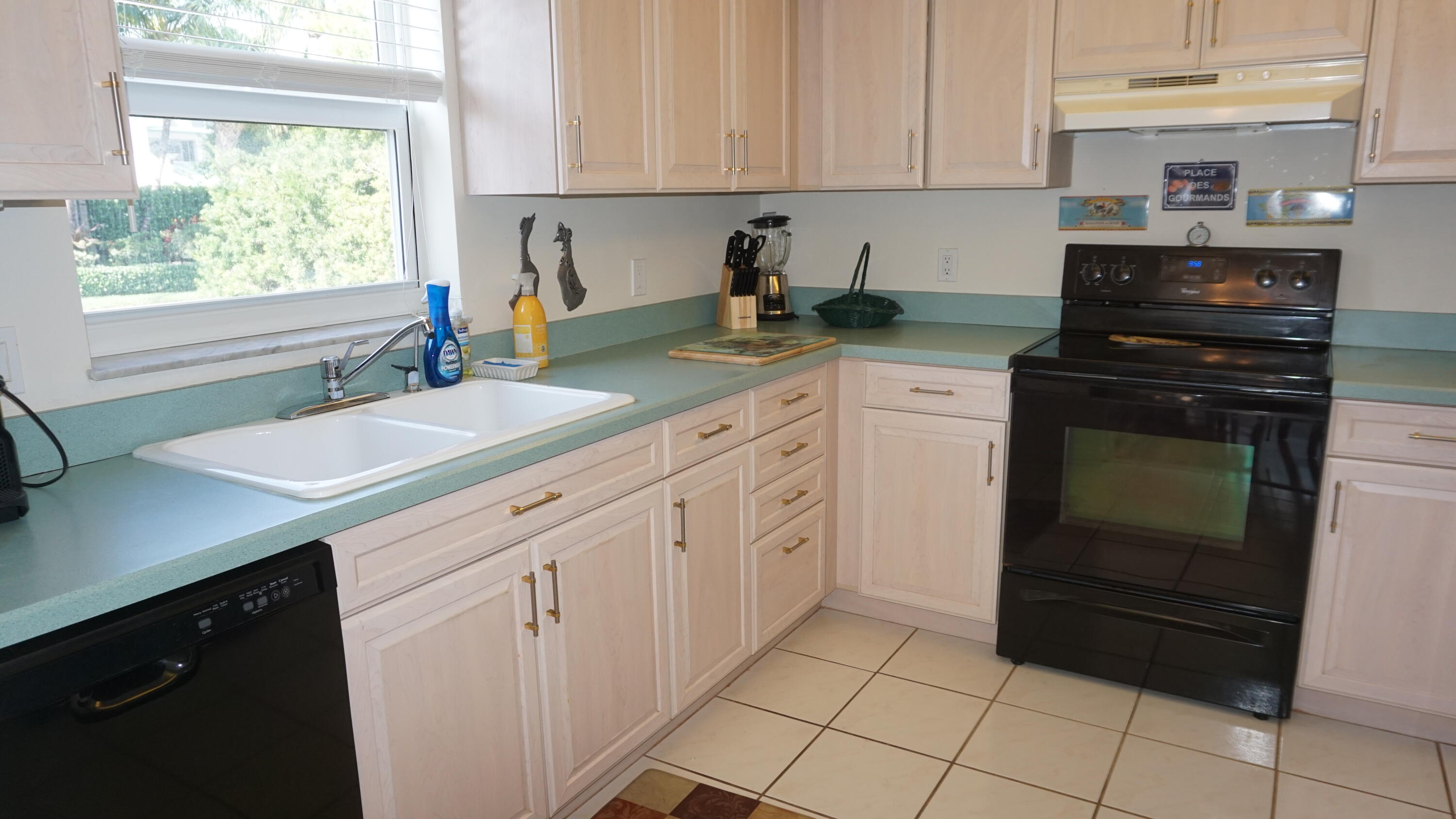 107 Inlet Way, Unit 1 West Palm Beach, FL 33404 - Photo 14 of 38 Kitchen
